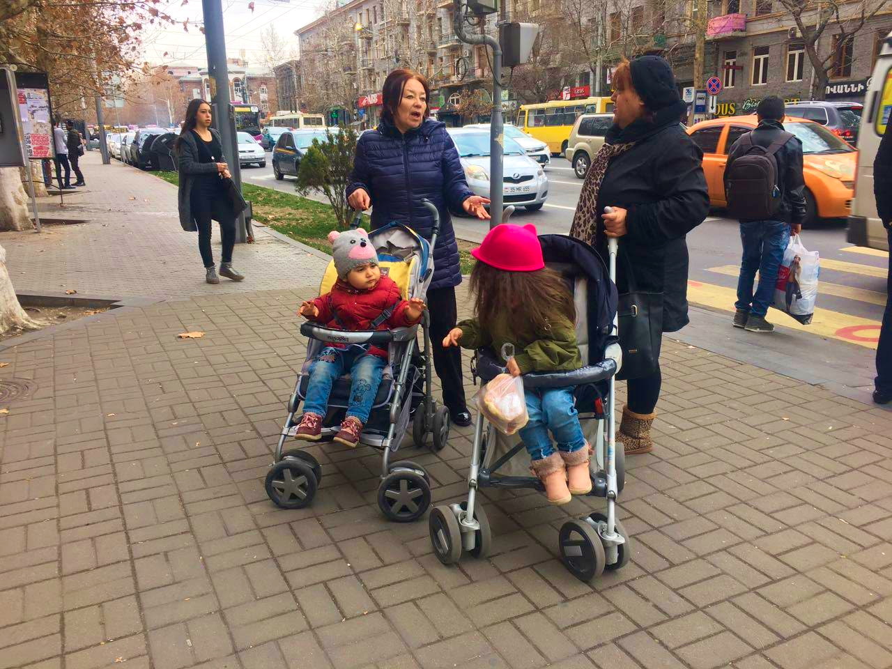 Madres con sus hijos en las calles de Ereván, Aremenia