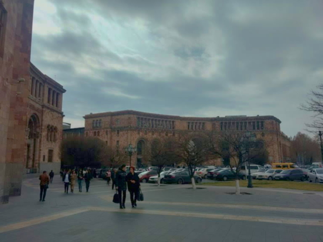 En la plaza de la República en Ereván, Armenia