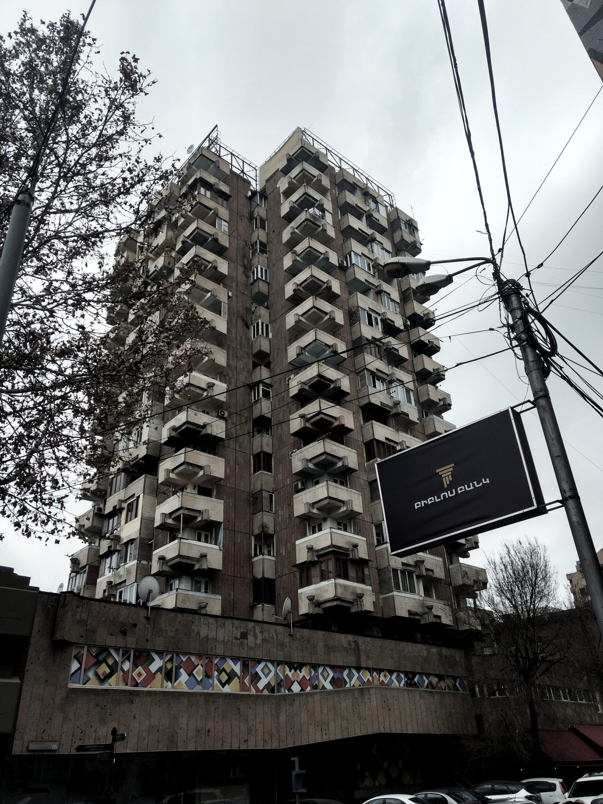 Edificios en la calle Pavstos Buzand, en el centro ciudad de Ereván, Armenia