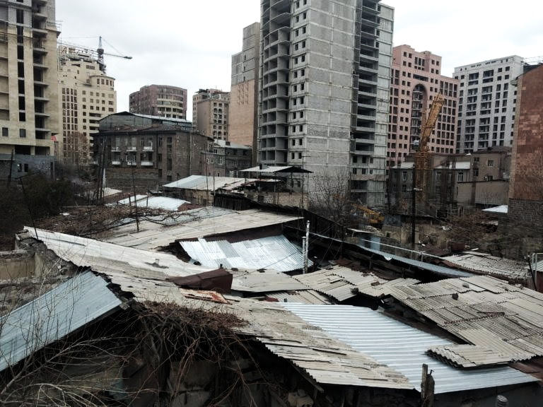 Edificios destartalados en el centro ciudad cerca de la Avenida Mesrop Mashtots, Ereván, Armenia