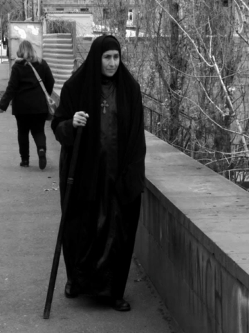 Persona religiosa en las calles de Ereván, Armenia