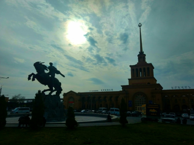 Estatua Sasuntsi Davit frente a la estación de ferrocarril de Ereván, Armenia