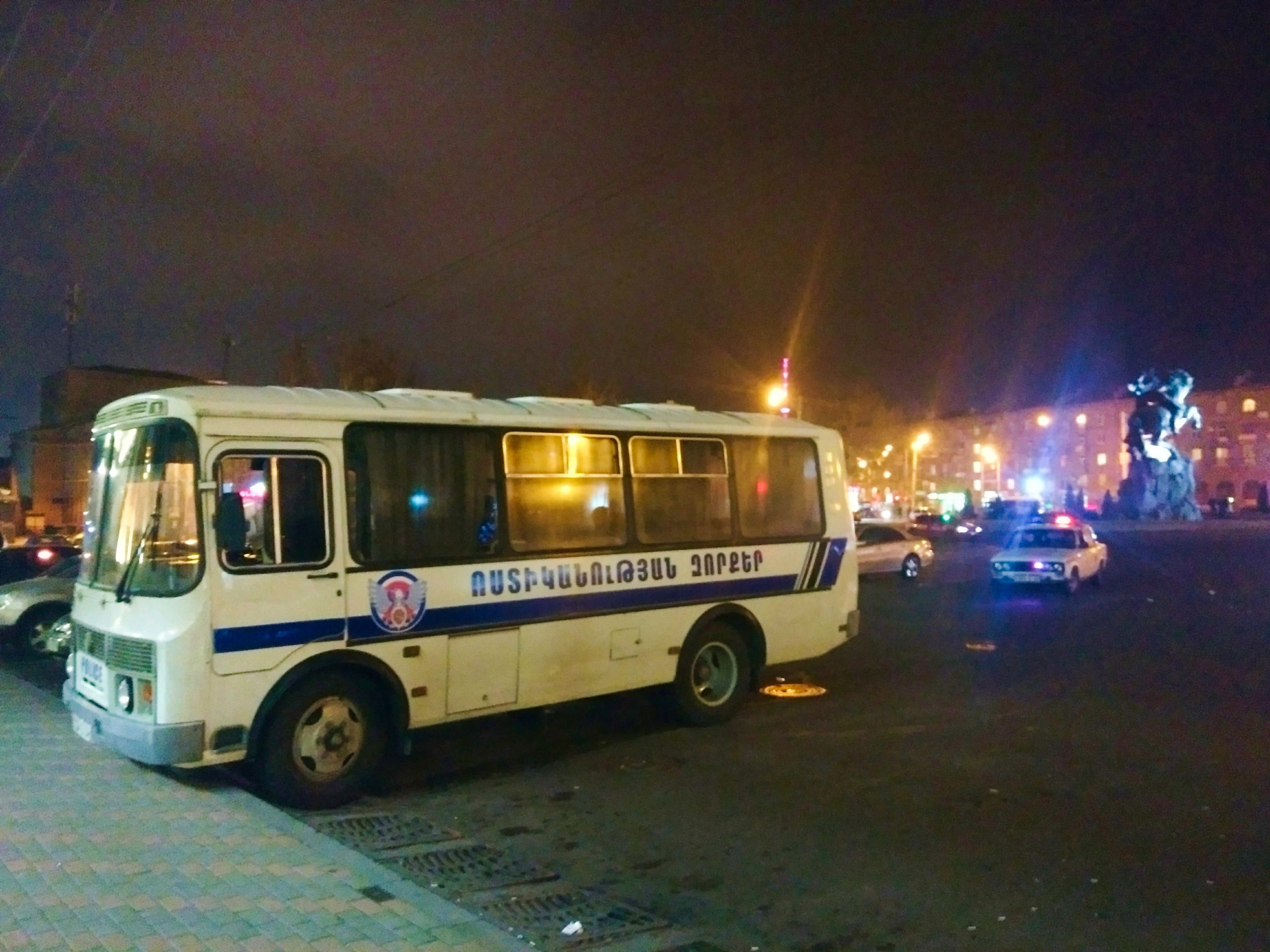 Autobús de policía en la estación de tren de Ereván, Armenia
