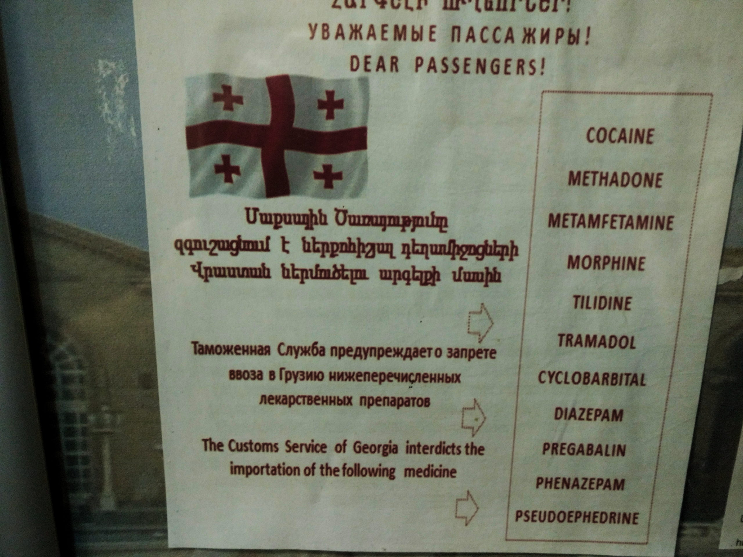 Cartel que advierte del control de aduanas sobre sustancias en Georgia