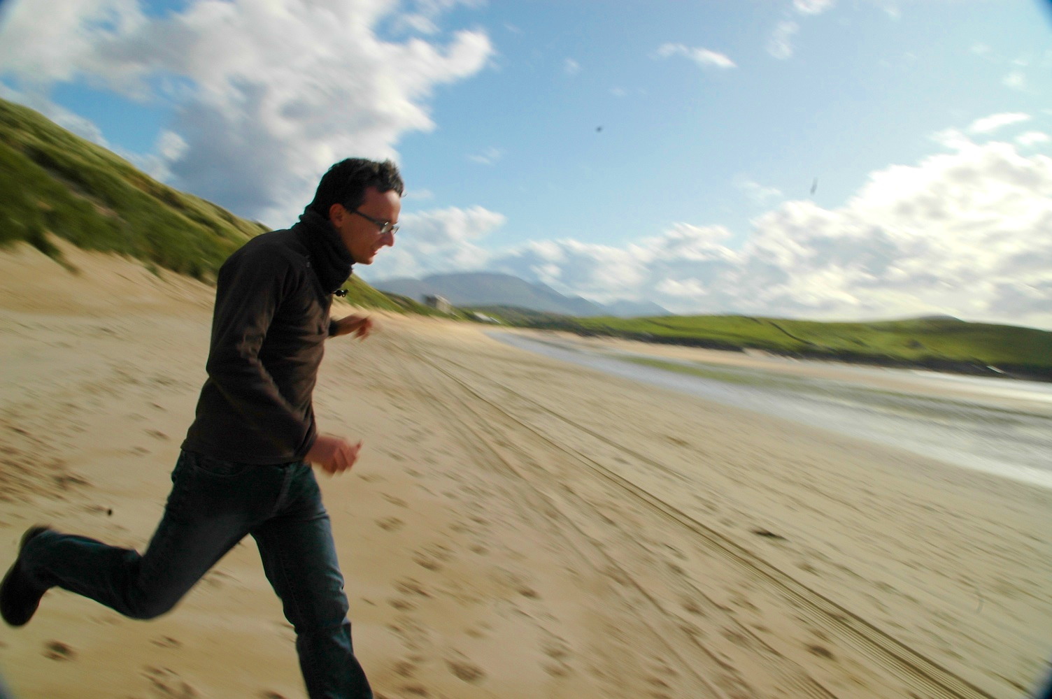 Dr. Maligno corriendo en la playa de Durness