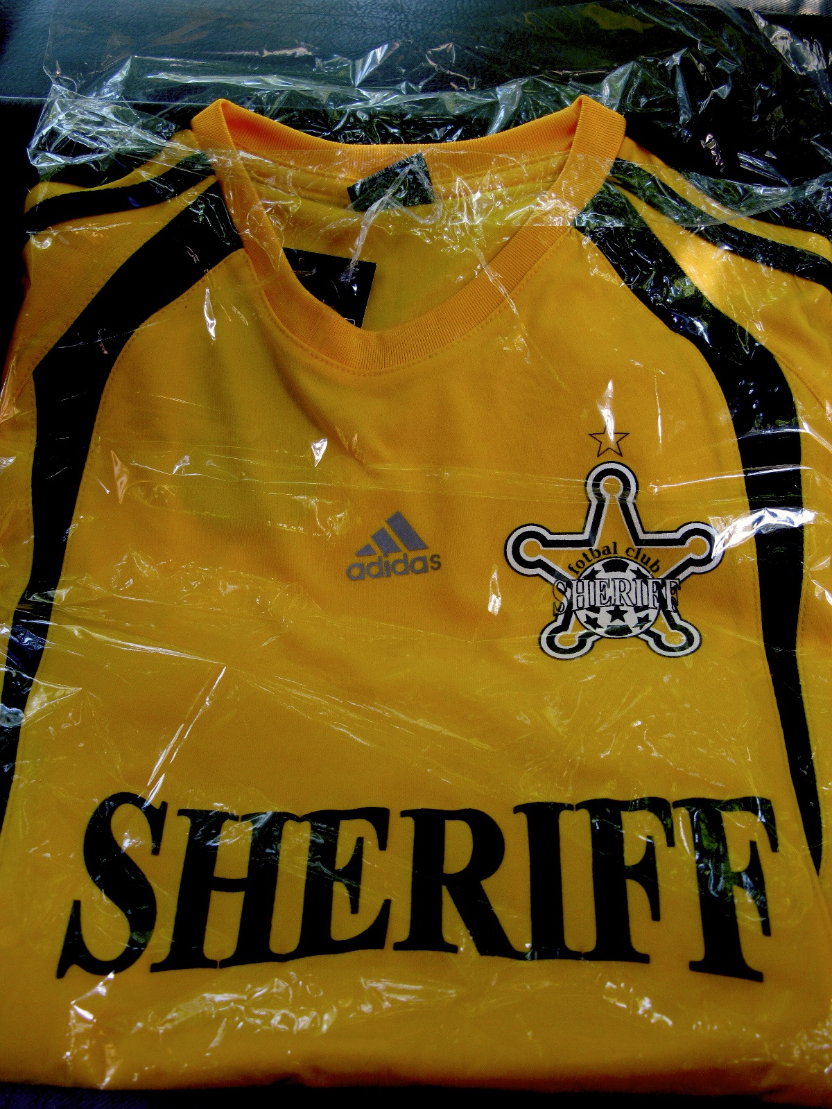 La camiseta del Sheriff de Tiraspol que compré, ahora puedo ir intimidando a la gente cuando juegue con ellos.