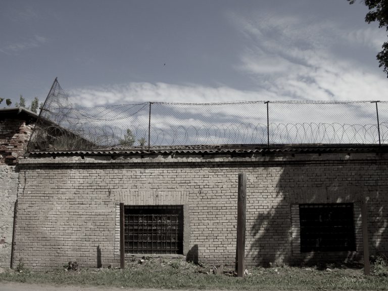 Uno de los muros de la prisión