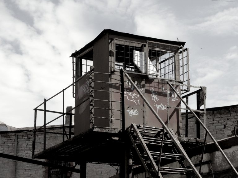 Una de las torretas de vigilancia de la prisión