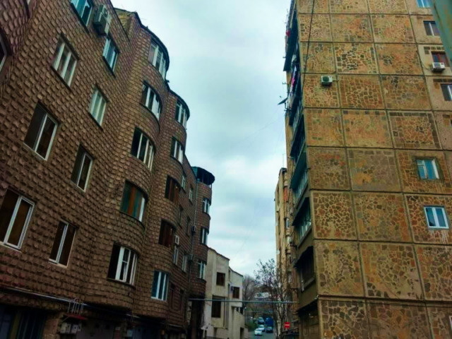 Edificios en la calle Martiros Saryan entre el distrito de Kond y el centro ciudad, Ereván, Armenia