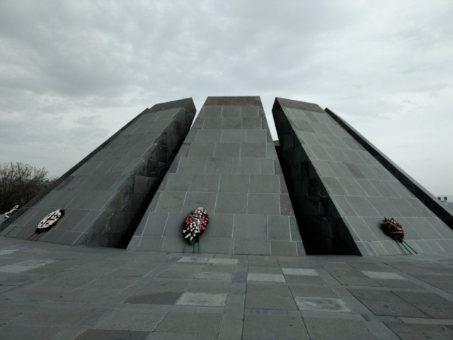 Complejo Tsitsernakaberd donde se encuentra el Memorial del Genocidio Armenio en Ereván, Armenia