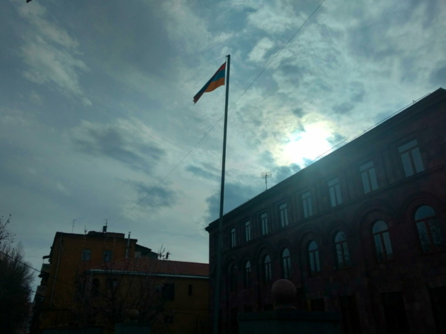 Bandera nacional en Ereván, Armenia