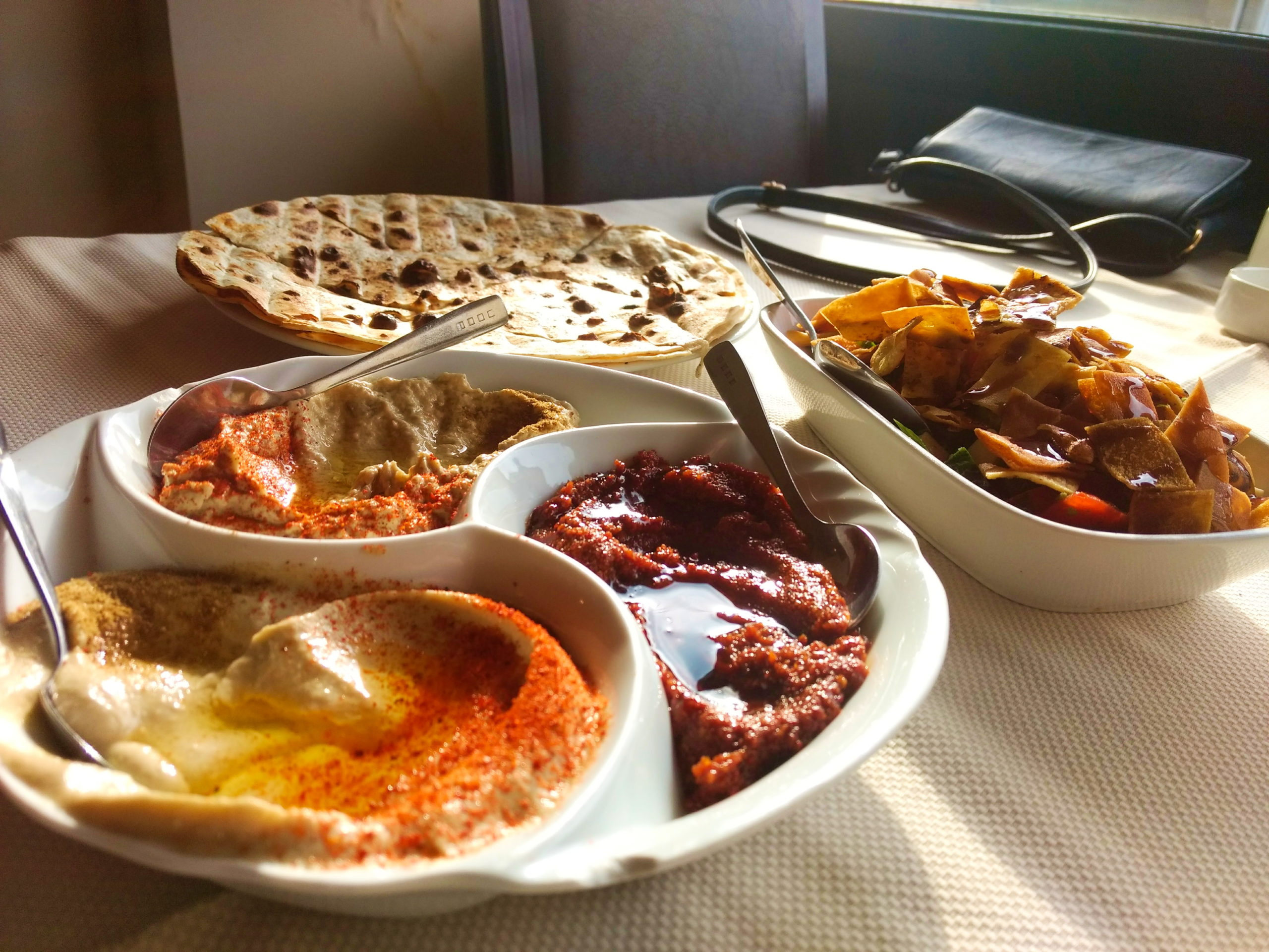 Hummus en restaurante típico armenio en Ereván, Armenia