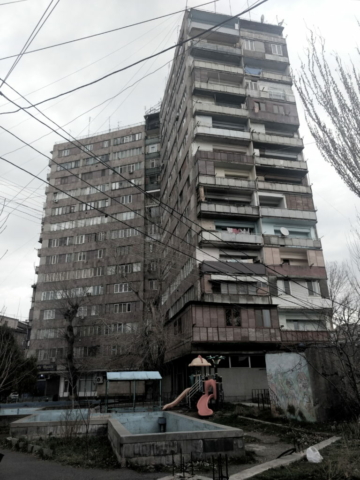 Edificio soviético en la avenida Tigran Mets en el distrito de Nor Butania, Ereván, Armenia