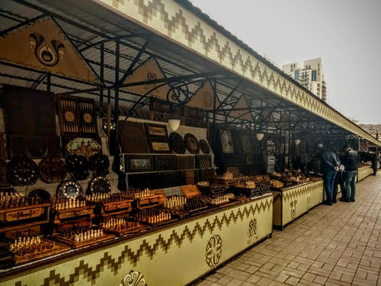 Venta de tableros de ajedrez en Bulevar entre las calles Buzand y Aram donde se encuentran puestos de venta, Ereván, ArmeniaBulevar entre las calles Buzand y Aram donde se encuentran puestos de venta, Ereván, Armenia