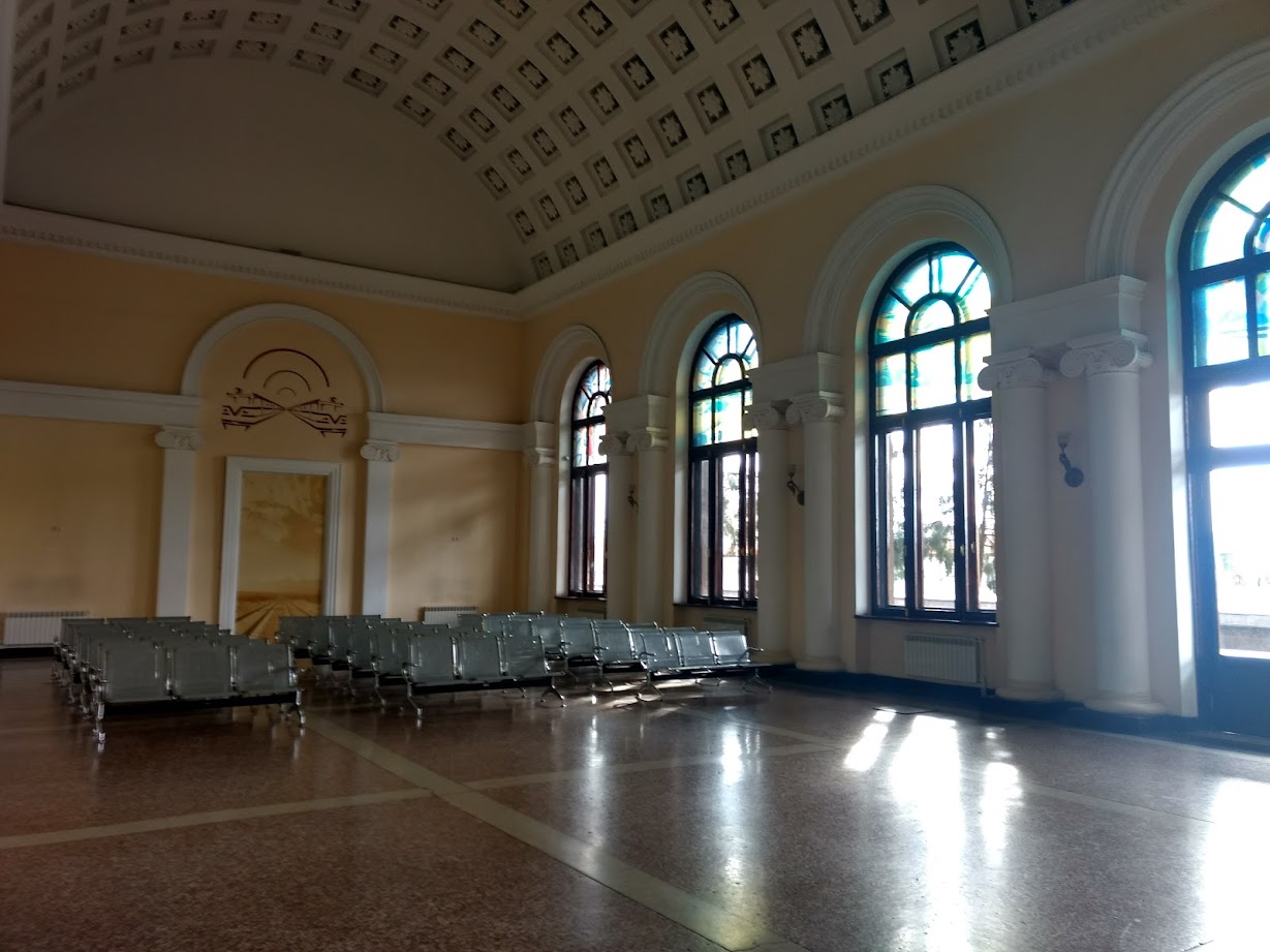 Interior sin prácticamente gente de la estación de tren de Ereván en Armenia