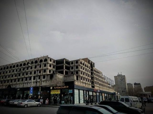 Edificios al lado de la estación de tren de Ereván, Armenia