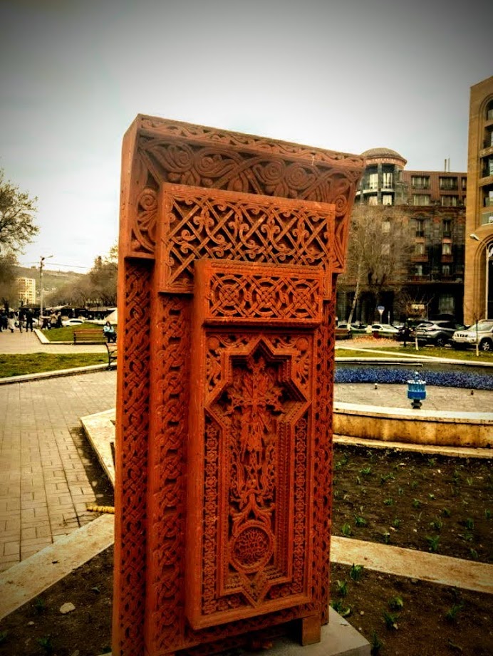 Réplica de un Khachkar (en madera). Suelen ser piedras conmemorativa grabada específica del arte armenio