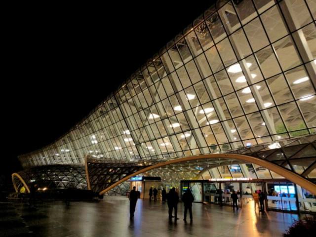 Exteriores del Aeropuerto Internacional Heydar Aliyev en Baku, Azerbaiyán