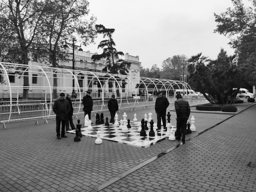 Jugando al ajedrez en el parque Dənizkənarı Milli, Baku, Azerbaiyán