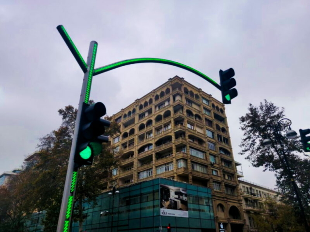 Semáforo curioso en la calle Uzeyir Hajibeyov, Baku, Azerbaiyán