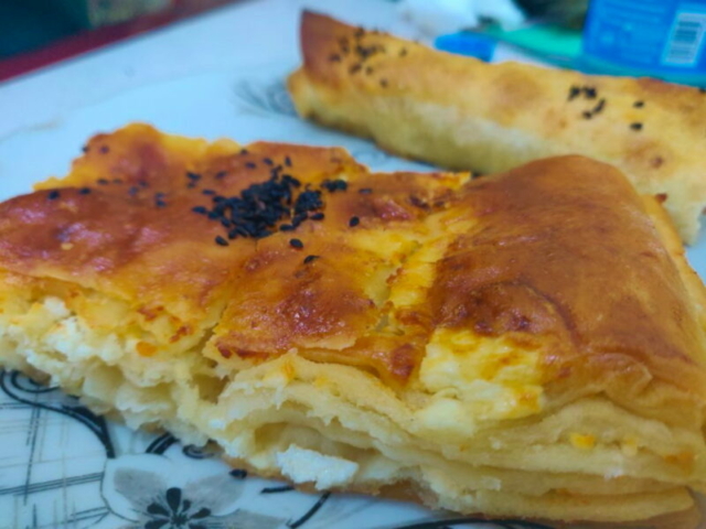 Gozleme relleno de queso y con semillas de amapola, Baku, Azerbaiyán