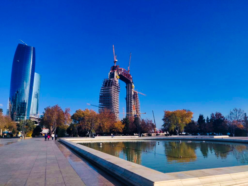 Plaza Saat y al fondo el centro de negocios y el Proyecto de Desarrollo Crescent o La Bahía Crescent, Baku, Azerbaiyán