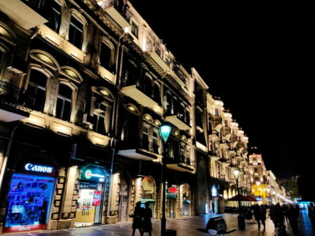 Zona comercial en la avenida Nizami, Baku, Azerbaiyán