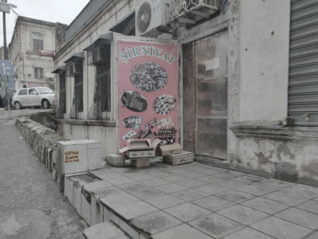 Tienda de dulces cerca de la Plaza 28 de Mayo, Baku, Azerbaiyán