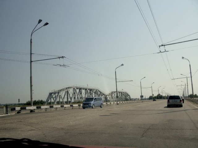 Yendo hacia Tiraspol, hará una parada en Tirnauca, por el camino nos encontramos con este enorme puente que cruza el río Dniester y que da nombre a esta región.