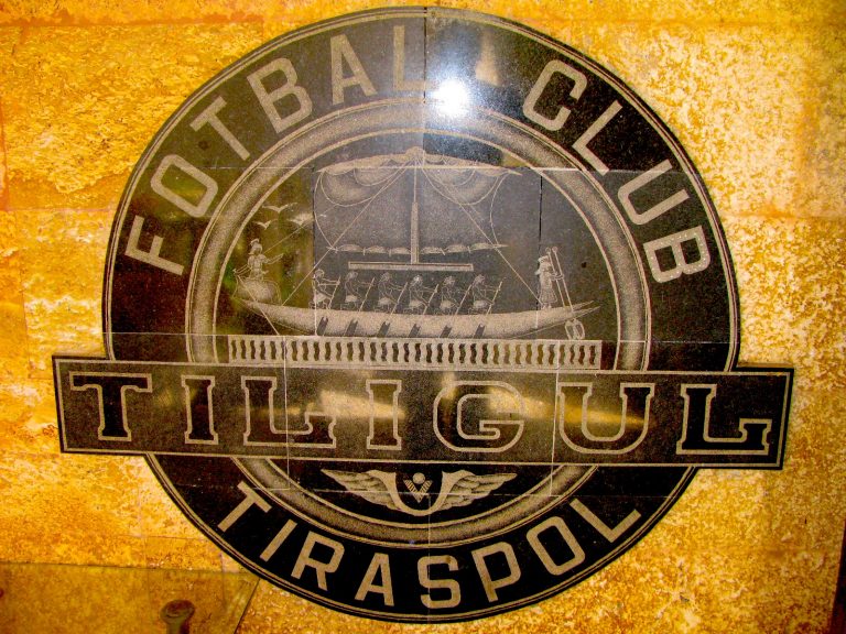 Nada más entrar, lo primero que vemos es esta pared de mármol con esta incripción del Futbol Club Tiraspol y como símbolo del equipo una especie de barco pirata.