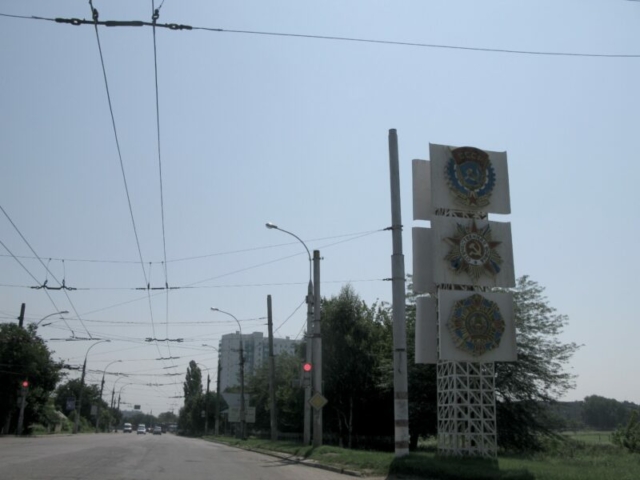 Primer cartel a la entrada de Tiraspol, como de costumbre con la hoz y el martillo, recordando que seguimos en una región y último reducto soviético. La última después de la caída del telón de acero.