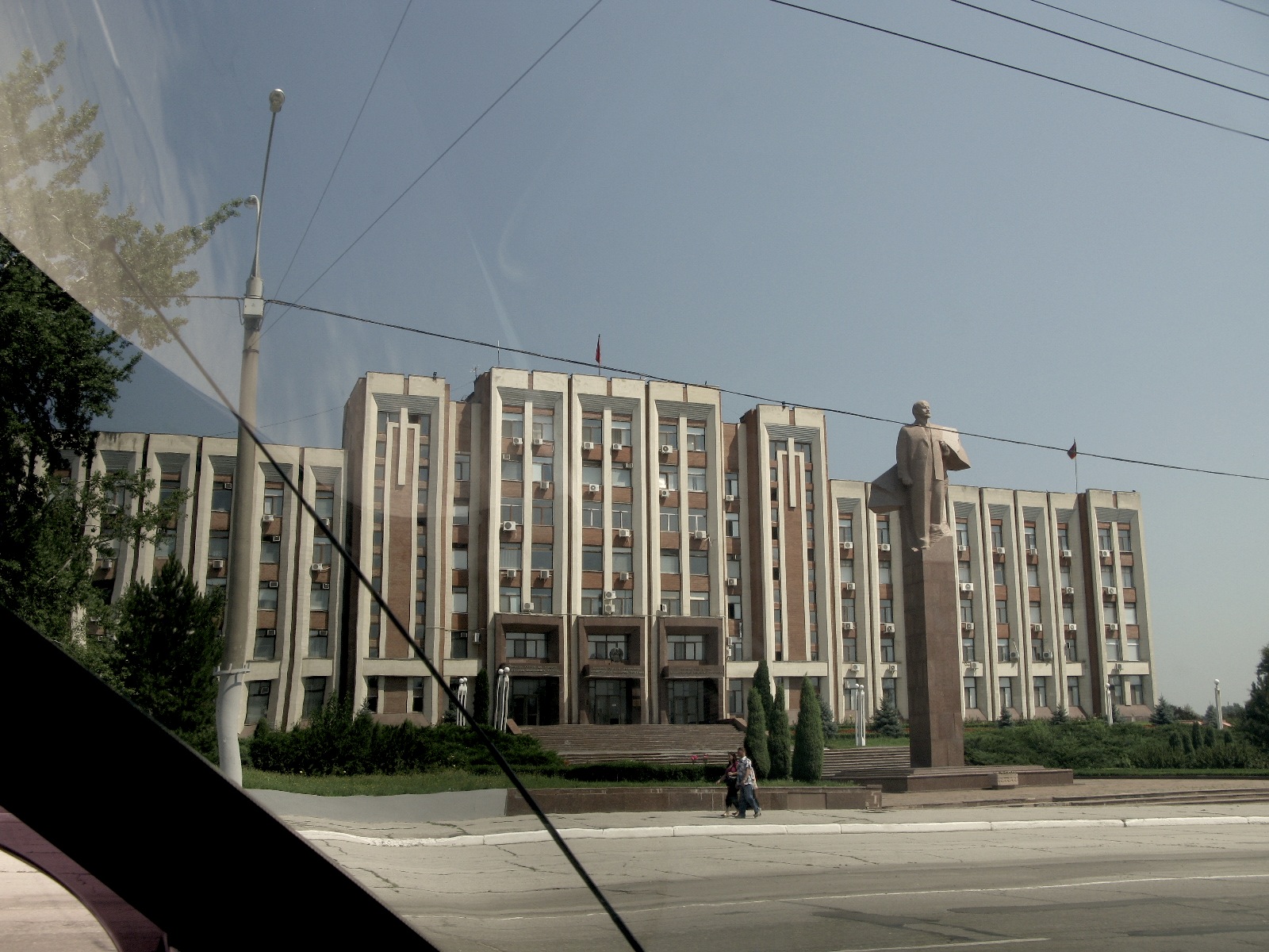 Edificio de Administración de la Presidencia de Tiraspol, es decir el propio Parlamento de Transnistria en Tiraspol, por supuesto con una estatua de Lenin.