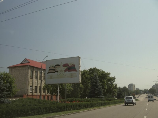 La estrella del Sheriff en un cartel publicitario junto con la bandera de Transnistria y Tiraspol.