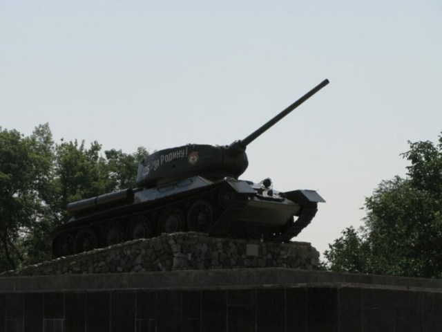 Un carro de combates que al ser un T34 hace probablemente referencia a la Segunda Guerra Mundial. La inscripción en el carro de combate o tanque viene a decir "En honor de Patria".