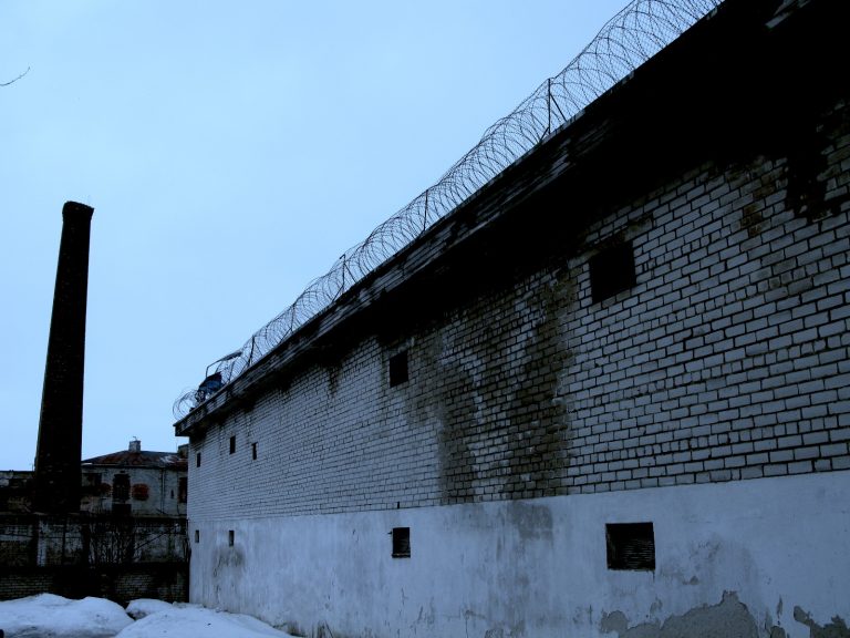 El muro principal de la cárcel