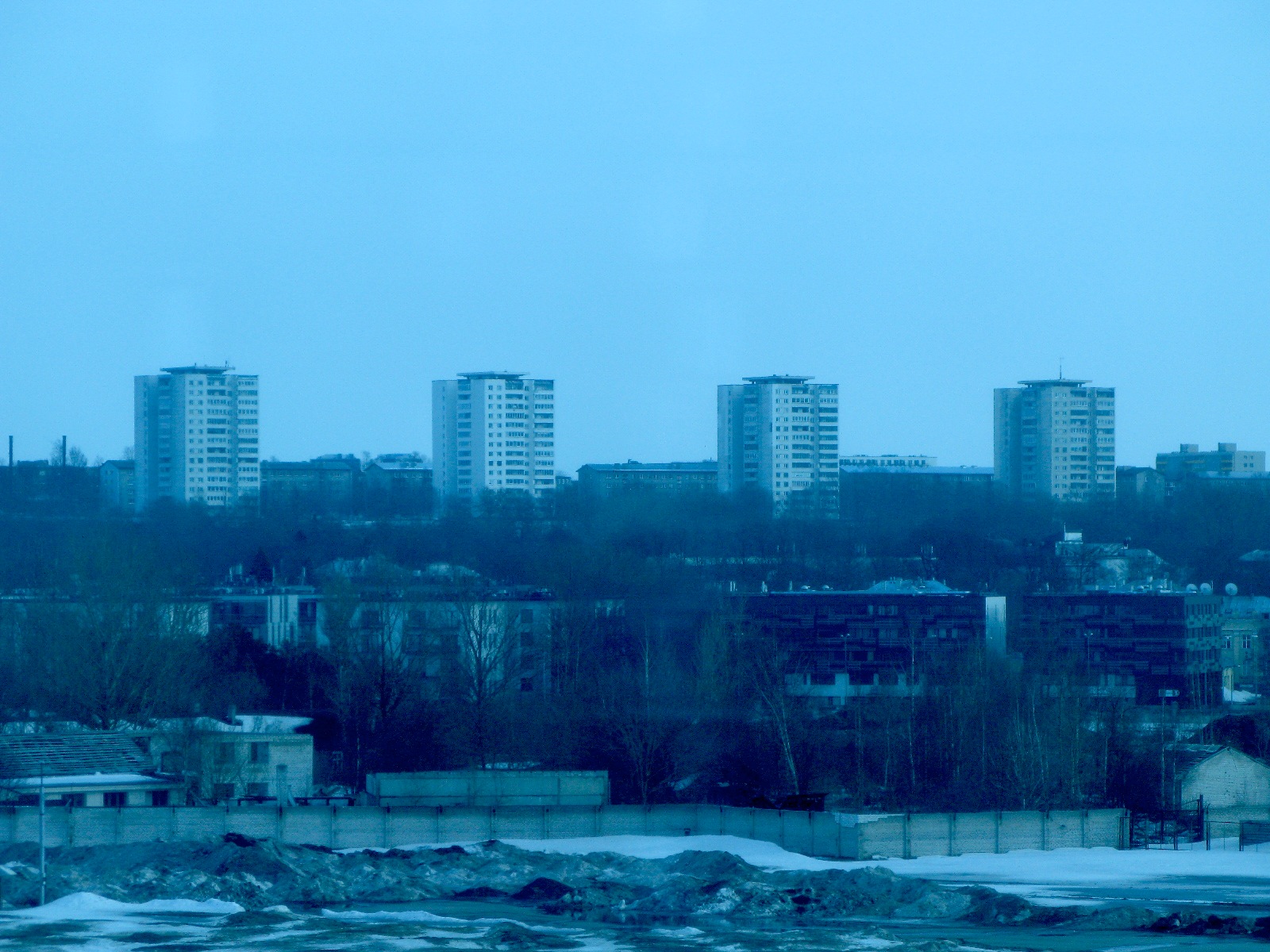 Al fondo, podemos ver un montón de edificios de la época soviética.